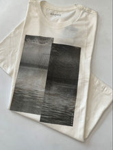 CAMISETA ARAMIS FOTOGRAFIA DESLOCADA OFF WHITE